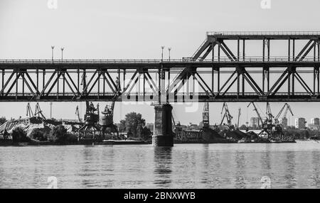 Pont du Danube, photo en noir et blanc. Pont de treillis d'acier au-dessus du Danube reliant les banques bulgares et roumaines entre les villes de Ruse et de Giurgiu Banque D'Images