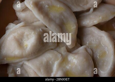 Vareniks. Nourriture slave. Ukrainien. Plat traditionnel. Photographie alimentaire. Produits de farine. Boulettes au beurre Banque D'Images