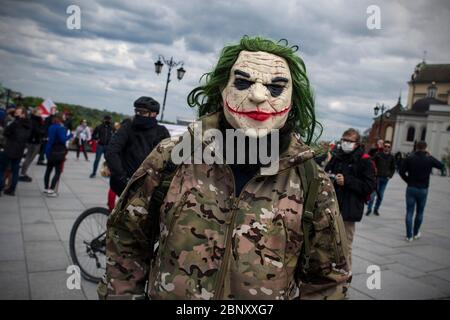 Un manifestant portant un masque de Joker participe à la manifestation.le groupe appelé grève des entrepreneurs, dirigé par le candidat à la présidence Pawel Tanajno, s'est réuni pour protester contre le « gel de l'économie » dû à la pandémie du virus corona. De nombreux manifestants ont été blessés et détenus pendant la grève. Banque D'Images