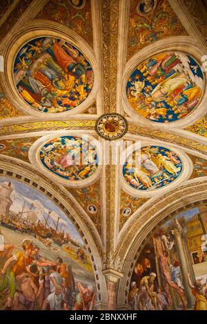 Détail d'un plafond décoré à l'intérieur des chambres du Vatican à Rome Banque D'Images