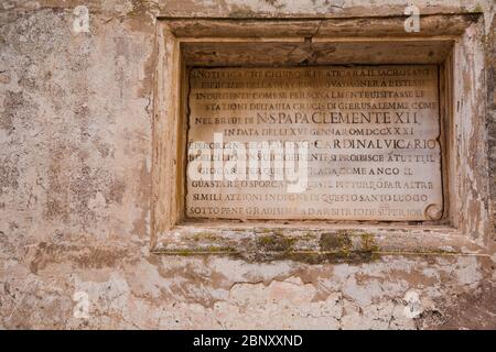 Plaque montée dans le mur extérieur d'une église à Rome commémorant le Pape Clemente XII Banque D'Images