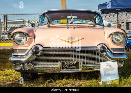 Daytona Beach, FL / USA- 24 novembre 2018 : coupé de ville rose 1957 Cadillac à l'automne 2018 Daytona Turkey Run. Banque D'Images
