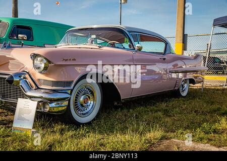 Daytona Beach, FL / USA- 24 novembre 2018 : coupé de ville rose 1957 Cadillac à l'automne 2018 Daytona Turkey Run. Banque D'Images
