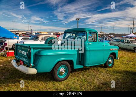 Daytona Beach, FL / USA- 24 novembre 2018 : pick-up Apache 1959 de Chevrolet vert à l'automne 2018 à Daytona Turkey Run. Banque D'Images