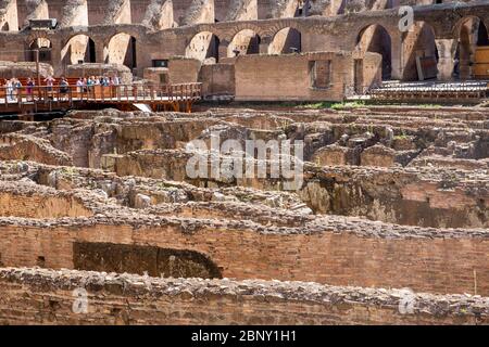 A l'intérieur de l'amphithéâtre du Colisée de Rome avec vue sur la structure ancienne préservée de l'Empire romain, Italie Banque D'Images