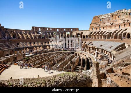 A l'intérieur de l'amphithéâtre du Colisée de Rome avec vue sur la structure ancienne préservée de l'Empire romain, Italie Banque D'Images