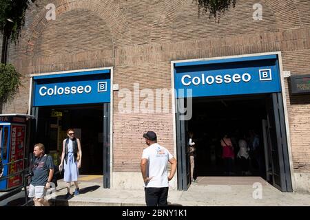 La station de métro Colosseo de Rome est utilisée principalement par les visiteurs de l' Ancien colisée, Italie Banque D'Images