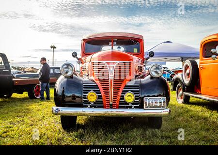 Daytona Beach, FL / USA- 24 novembre 2018 : camion de 1941 ramassage Plymouth PT-125 orange et noir restauré à l'automne 2018, à Daytona Turkey Run. Banque D'Images