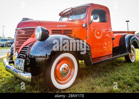 Daytona Beach, FL / USA- 24 novembre 2018 : camion de 1941 ramassage Plymouth PT-125 orange et noir restauré à l'automne 2018, à Daytona Turkey Run. Banque D'Images