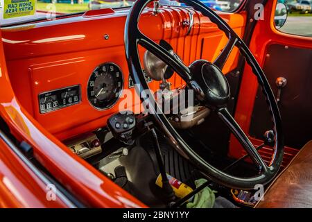 Daytona Beach, FL / USA- 24 novembre 2018 : camion de 1941 ramassage Plymouth PT-125 orange et noir restauré à l'automne 2018, à Daytona Turkey Run. Banque D'Images