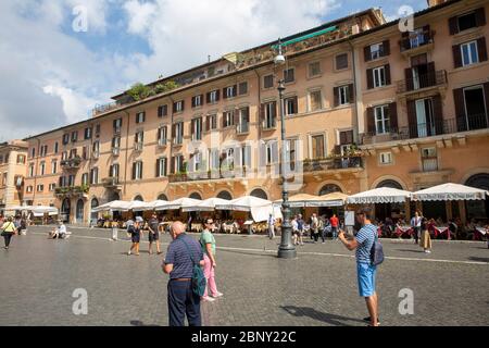 Piazza Navona et architecture baroque dans le centre de Rome, le ciel bleu jour d'automne, Lazio, Italie Banque D'Images