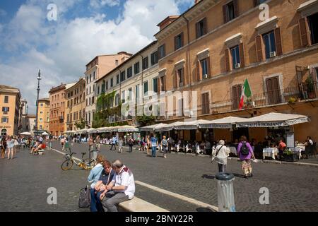 Piazza Navona et architecture baroque dans le centre de Rome, le ciel bleu jour d'automne, Lazio, Italie Banque D'Images