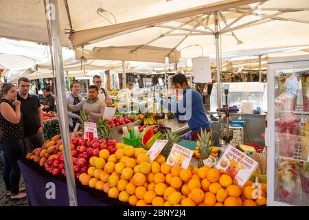 Marchés du centre-ville de Rome et petit exploitant vendant des fruits frais et Jus de fruits, Rome, Italie Banque D'Images