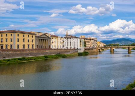 Florence, Italie - 16 août 2019 : pont médiéval Ponte alle Grazie sur la rivière Arno à Florence. Toscane, Italie Banque D'Images