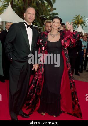 CANNES, FRANCE. 1997 mai : l'acteur Bruce Willis et l'épouse l'actrice demi Moore au 50ème Festival de Cannes. Photo de fichier © Paul Smith/Featureflash Banque D'Images