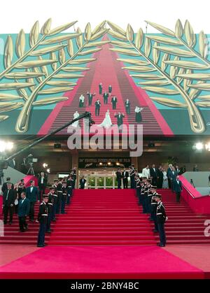 CANNES, FRANCE. 1997 mai : marches de tapis rouge du Palais des Festivals au 50ème Festival de Cannes. Photo de fichier © Paul Smith/Featureflash Banque D'Images