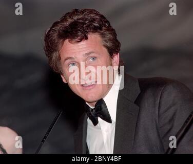 CANNES, FRANCE. Mai 1997 : acteur Sean Penn au 50ème Festival de Cannes. Photo de fichier © Paul Smith/Featureflash Banque D'Images