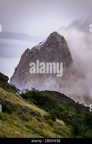 Montagne enneigée des Rocheuses derrière et nuages blancs. Fitz Roy en Argentine Banque D'Images