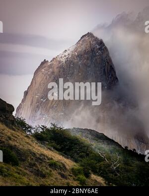 Montagne enneigée des Rocheuses derrière et nuages blancs. Fitz Roy en Argentine Banque D'Images