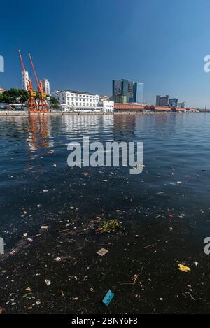 Pollution dans la baie de Guanabara, à côté du Musée de demain. Rio de Janeiro, Brésil. Banque D'Images