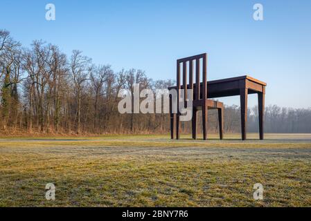 Monza, Italie. En octobre 2005, l'œuvre « Lo Scrittore » de Giancarlo Neri est donnée par la famille Rovati au « Parc Royal de Monza ». Image éditoriale Banque D'Images