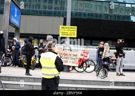 Berlin, Allemagne. 16 mai 2020. Dans le même temps, quatre rassemblements ont eu lieu sur Alexanderplatz, qui ont été encordés par des policiers et un ruban rouge et blanc.sur la place, des personnes avec des bannières et un haut-parleur ont manifesté contre les théories du complot et pour les droits des réfugiés. Quelques mètres plus loin, les gens avec de la musique forte ont manifesté contre les règles de corona et la vaccination. (Photo de Simone Kuhlmey/Pacific Press) crédit: Pacific Press Agency/Alay Live News Banque D'Images