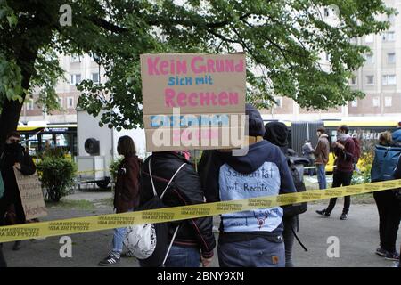 Berlin, Allemagne. 16 mai 2020. Dans le même temps, quatre rassemblements ont eu lieu sur Alexanderplatz, qui ont été encordés par des policiers et un ruban rouge et blanc.sur la place, des personnes avec des bannières et un haut-parleur ont manifesté contre les théories du complot et pour les droits des réfugiés. Quelques mètres plus loin, les gens avec de la musique forte ont manifesté contre les règles de corona et la vaccination. (Photo de Simone Kuhlmey/Pacific Press) crédit: Pacific Press Agency/Alay Live News Banque D'Images