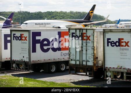 Les remorques de camions FedEx Express sont visibles devant un avion UPS United Parcel Service à Middletown, en Pennsylvanie, le 4 mai 2020. Banque D'Images