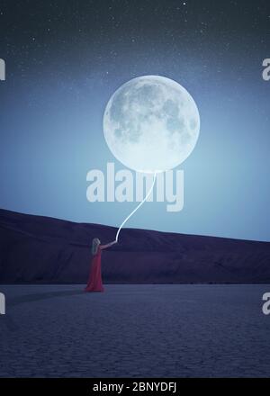 Scène nocturne d'une femme en robe rouge tenant une corde brillante attachée à une lune dans le ciel. Fantaisie Banque D'Images