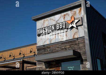 Un logo à l'extérieur d'un restaurant Mission BBQ situé à King of Prussia, Pennsylvanie, le 4 mai 2020. Banque D'Images