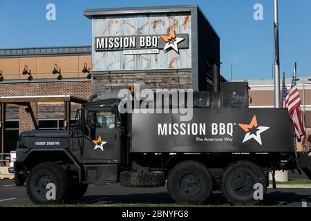 Un logo à l'extérieur d'un restaurant Mission BBQ situé à King of Prussia, Pennsylvanie, le 4 mai 2020. Banque D'Images