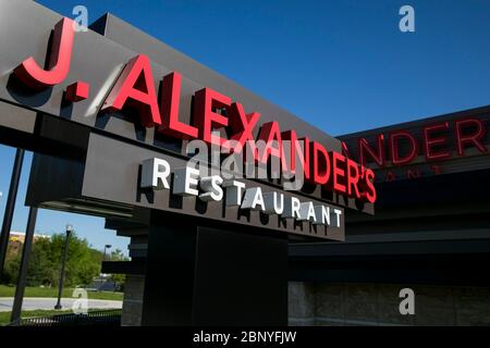 Un logo à l'extérieur d'un restaurant J. Alexander's situé dans le roi de Prusse, Pennsylvanie, le 4 mai 2020. Banque D'Images