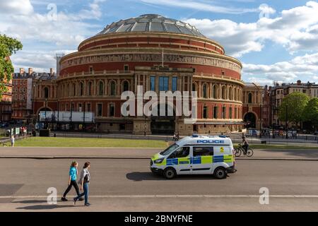 Londres, Royaume-Uni. 16 mai 2020. Un camion de police passe devant le Royal Albert Hall à Londres le 16 mai 2020, le premier week-end après que le Premier ministre britannique Boris Johnson a dévoilé une feuille de route pour la sortie du confinement le 10 mai. Credit: Han Yan/Xinhua/Alay Live News Banque D'Images