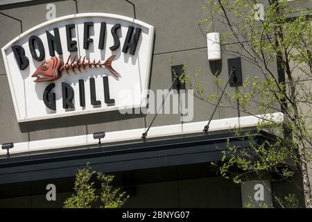 Un logo à l'extérieur d'un restaurant Bonefish Grill à Camp Hill, en Pennsylvanie, le 4 mai 2020. Banque D'Images