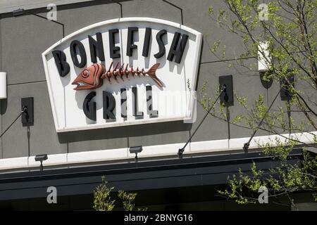 Un logo à l'extérieur d'un restaurant Bonefish Grill à Camp Hill, en Pennsylvanie, le 4 mai 2020. Banque D'Images