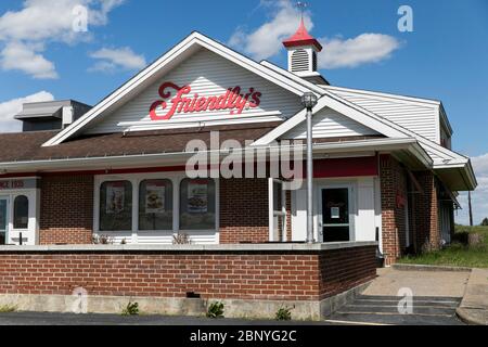 Un logo à l'extérieur d'un restaurant convivial à Hershey, Pennsylvanie, le 4 mai 2020. Banque D'Images