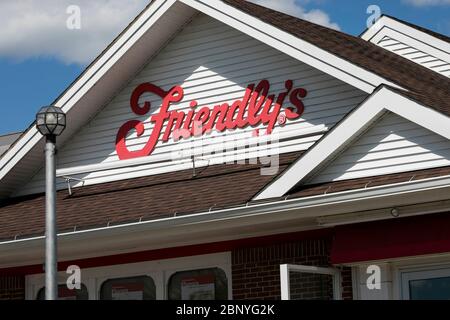 Un logo à l'extérieur d'un restaurant convivial à Hershey, Pennsylvanie, le 4 mai 2020. Banque D'Images