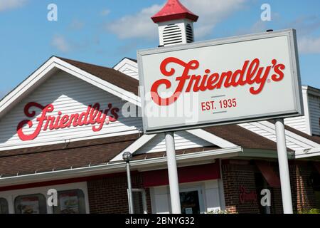 Un logo à l'extérieur d'un restaurant convivial à Hershey, Pennsylvanie, le 4 mai 2020. Banque D'Images