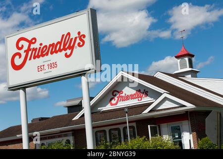 Un logo à l'extérieur d'un restaurant convivial à Hershey, Pennsylvanie, le 4 mai 2020. Banque D'Images