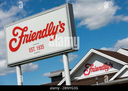 Un logo à l'extérieur d'un restaurant convivial à Hershey, Pennsylvanie, le 4 mai 2020. Banque D'Images