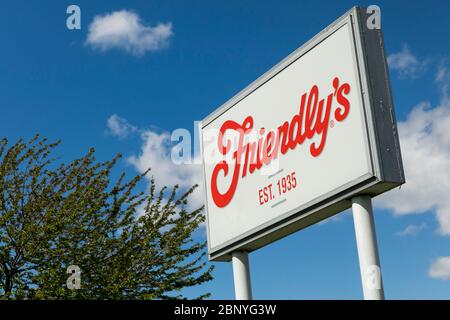 Un logo à l'extérieur d'un restaurant convivial à Hershey, Pennsylvanie, le 4 mai 2020. Banque D'Images