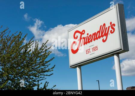 Un logo à l'extérieur d'un restaurant convivial à Hershey, Pennsylvanie, le 4 mai 2020. Banque D'Images