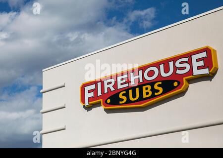 Un logo à l'extérieur d'un restaurant Subs Firehouse situé à Wyomissing, Pennsylvanie, le 4 mai 2020. Banque D'Images