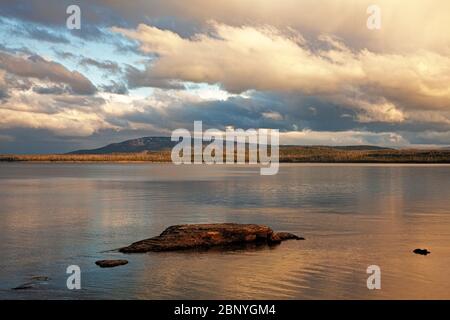WY04385-00....WYOMING - coucher de soleil sur le lac Yellowstone depuis le bassin West Thumb Geyser dans le parc national de Yellowstone. Banque D'Images