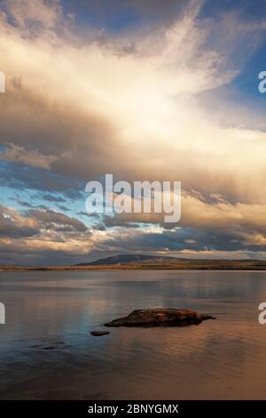 WY04385-00....WYOMING - coucher de soleil sur le lac Yellowstone depuis le bassin West Thumb Geyser dans le parc national de Yellowstone. Banque D'Images
