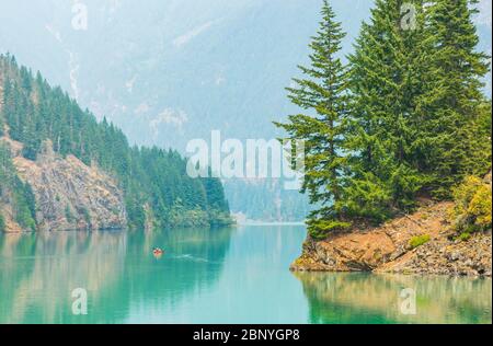 Scène dans le paysage aquatique du lac Diablo pendant une journée dans le parc national de North Cascade, Wa, USA Banque D'Images