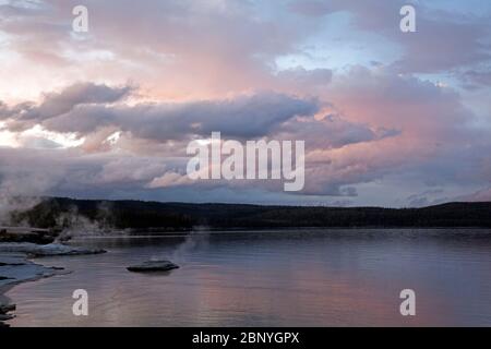 WY04389-00...WYOMING - la rive du lac Yellowstone au coucher du soleil depuis le bassin West Thumb Geyser dans le parc national de Yellowstone. Banque D'Images