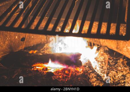 Barbecue en acier inoxydable sur le site du camp de feu de camp dans le terrain de camping la nuit. Banque D'Images