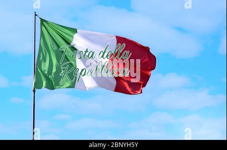Drapeau italien volant dans un ciel bleu clair. L'italien vole avec le texte: Festa della Repubblica. Photo concerne un jour férié national en Italie. Réel f Banque D'Images