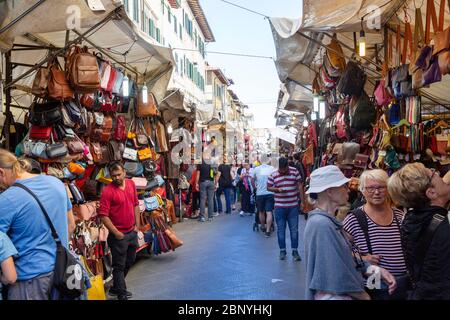 Sacs en cuir à vendre dans les étals du marché de San Lorenzo, dans le centre-ville de Florence, Toscane, Italie Banque D'Images